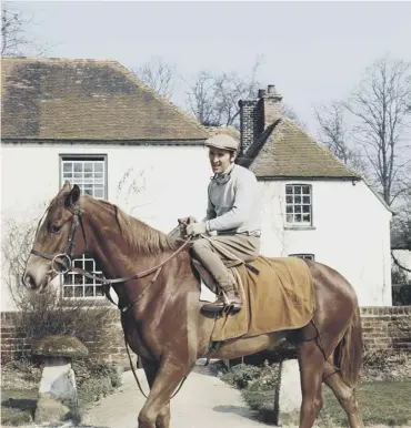  ??  ?? 0 English jockey Joe Mercer on horseback, circa 1965.