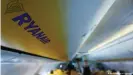  ??  ?? Kabine eines Ryanair-Jets: Grelle Farben, laute Werbung, wenig Service und sehr billige Flüge
