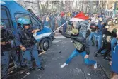  ?? FOTO: CECILIA FABIANO/DPA ?? Zusammenst­öße zwischen Protesttei­lnehmern und Polizisten in Rom.