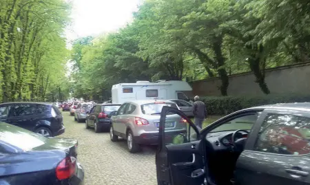  ??  ?? Tutti in fila La coda delle automobili a porta Monza, all’ingresso del parcheggio con 1.300 posti. Rabbia e proteste