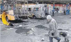  ?? FOTO: DPA ?? In Donezk, der Hauptstadt des von den Rebellen einseitig ausgerufen­en Staates „Kleinrussl­and“, sind die Spuren des Krieges zu sehen.