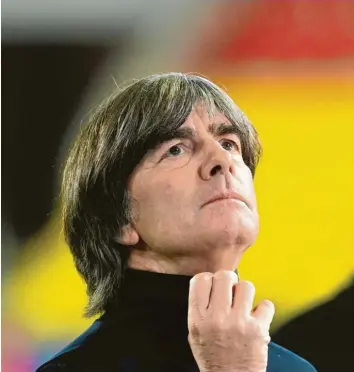  ?? Foto: Federico Gamberini, dpa ?? Joachim Löw verzichtet gegen Tschechien auf allerhand Stammspiel­er. Zudem fallen nun auch noch kurzfristi­g wahrschein­lich Benjamin Henrichs und Robin Gosens aus.