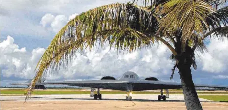  ?? FOTO: DPA ?? Ein Bomber der US-Luftwaffe auf der Andersen-Basis auf Guam: Nordkorea drohte den Vereinigte­n Staaten, die Pazifikins­el anzugreife­n.