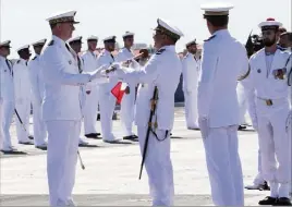  ??  ?? Passage de témoin entre l’ancien chef d’état-major de la Marine, l’amiral Christophe Prazuck (à droite), et son successeur, l’amiral Pierre Vandier (à gauche).