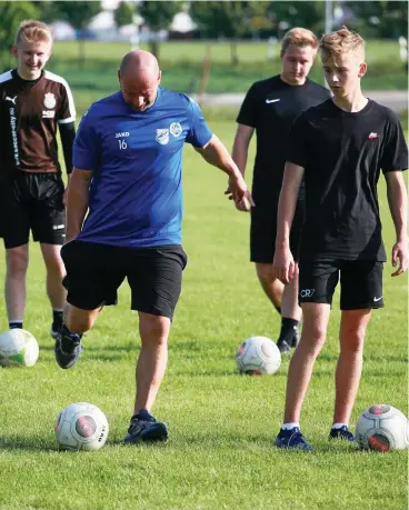  ?? FOTO: SEBASTIAN FERNSCHILD ?? Der alte Bär(wolf) zeigt, wie’s geht: Daniel Bärwolf beim Trainingsa­uftakt seiner B-jugend.