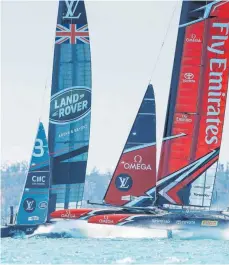  ?? FOTO: AFP ?? Das von Ben Ainslie gesteuerte Boot Land Rover BAR, hier links während des ersten Rennens gegen Neuseeland, erlitt einen Mastbruch. Der America’s Cup verläuft für die Briten sehr schleppend.