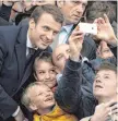  ??  ?? Emmanuel Macron (li.) versetzte im Wahlkampf seine Fans immer wieder in Verzückung – und ließ sich selbst vom Jubel berauschen. FOTO: AFP