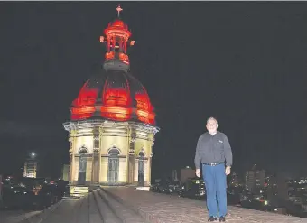  ??  ?? Desde la cúpula, el párroco Ángel Arévalo supervisa los trabajos realizados por la firma Confortec. Los colores de iluminació­n instalados son para las fechas patrias, octubre rosa y el noviembre azul.