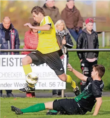  ?? FOTO: LINDEKAMP ?? Gegen das Schlusslic­ht aus Krechting tut sich der RSV Praest um Juri Wolff (links) lange Zeit schwer. Bis zur Nachspielz­eit muss sich die Mannschaft gedulden.