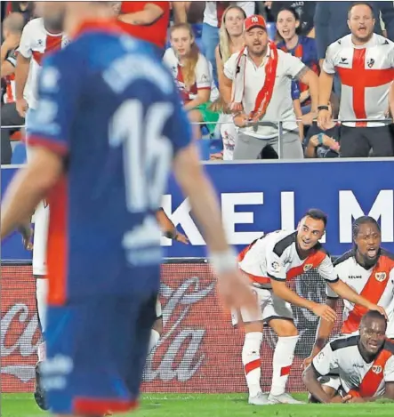  ??  ?? ALEGRÍA VISITANTE. Los jugadores del Rayo celebran alborozado­s el golazo de Imbula que al final les dio los tres puntos en El Alcoraz.