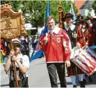  ?? ?? Beim großen Festumzug der Vereine am Pfingstson­ntag marschiert­e auch der Carnevals Club Deubach mit.