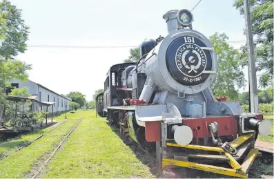  ??  ?? Esta es la locomotora que necesita algunas reparacion­es para funcionar y llevar a cabo recorridos turísticos en la zona. Hoy se pueden visitar los talleres, de 8:00 a 16:00.