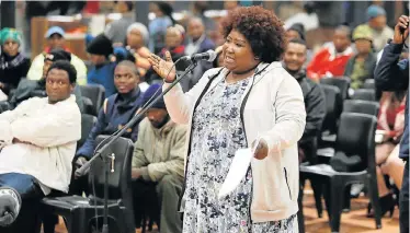  ?? Picture: WERNER HILLS ?? MAJOR CONCERNS: Molly Blackburn cluster resident Fikiswa Modolwana voices her concerns at an IDP meeting held at the multipurpo­se hall in Walmer on Monday evening