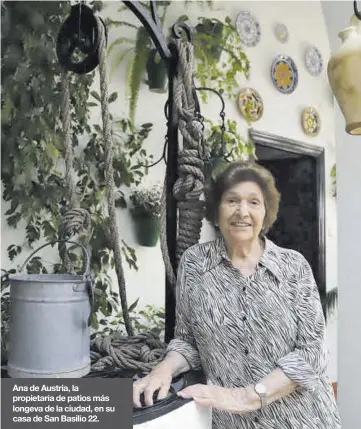  ?? ?? Ana de Austria, la propietari­a de patios más longeva de la ciudad, en su casa de San Basilio 22.