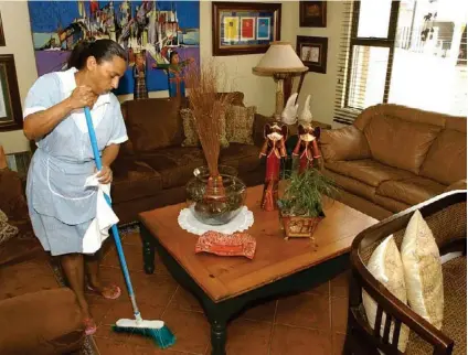  ?? MARVIN CARAVACA ?? En América, entre 25 y 50 de cada 100 trabajador­as domésticas se quedaron sin trabajo.