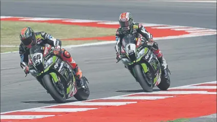  ??  ?? Segunda carrera en Misano del Mundial SBK. Sykes (66) y Rea (1) en la ‘race 2’ de la cita del Marco Simoncelli en la que hicieron podio FOTO: GETTY