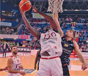  ?? CIAMILLO ?? Manuel Omogbo, 22 anni, 2.05 nigeriano della VL Pesaro, 11.1 punti in 32.1 minuti di media