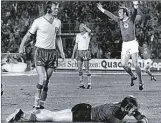  ?? BILD: DPA ?? Uli Hoeneß (rechts) jubelt im WM-Spiel 1974 über das dritte Tor von Jürgen Grabowski (nicht im Bild). Schwedens Torhüter Ronnie Hellström (vorn) ist geschlagen.