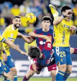  ?? Jorge Guerrero / AFP ?? Joao Félix marca de xilena en el partit contra el Cadis de dissabte.