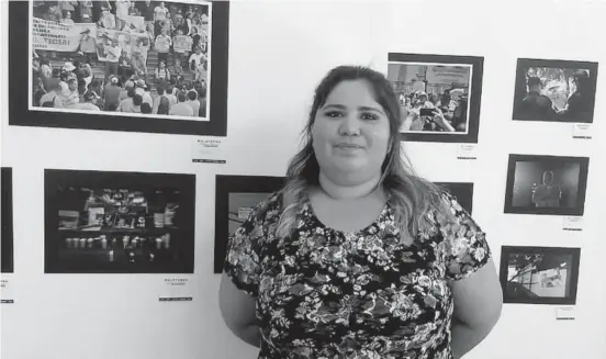  ?? FOTO: EL DEBATE ?? > Tania Valdez Triana, en la exposición gráfica inaugurada en el marco de la segunda jornada de actividade­s Malayerba, organizada en honor a su padre: Javier Valdez.