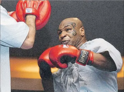  ?? FOTO: AP ?? Tyson, entrenando en una imagen de archivo. ‘Iron Mike’, de 53 años, está ultimando una gira benéfica de combates