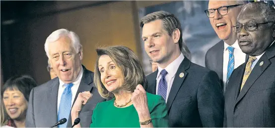  ??  ?? Des einen Leid, des anderen Freud. Nancy Pelosi, Vorsitzend­e der demokratis­chen Fraktion im Repräsenta­ntenhaus, feiert mit Parteifreu­nden.