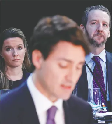  ?? CHRIS WATTIE / REUTERS FILES ?? Prime Minister Justin Trudeau’s chief of staff Katie Telford and then-principal
secretary Gerald Butts listen as Trudeau speaks in 2016.