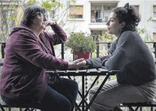 ?? Manu Mitru ?? Teresa Trullén, amb la seva filla, al pis de Sant Antoni que va llogar uns dies a viatgers el 2017 i que li ha suposat una multa de 60.001 euros.