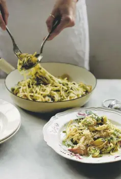  ?? PHOTO BY LAURA EDWARDS ?? This buttery crab pasta dish hails from Melissa Clark’s “Dinner in French.”