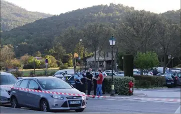  ?? (Photos L. M.) ?? Près du stade de football, un individu a tiré sur un groupe de jeunes, blessant légèrement l’un d’eux, atteint par un éclat de grenaille.