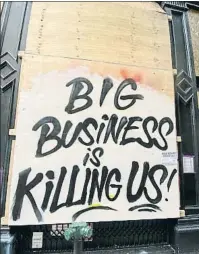  ?? FRANCESC PEIRÓN ?? La voz de la calle Black Lives Matter ha entrado en los carteles oficiales de Nueva York, donde, además, las proteccion­es contra los saqueos se han convertido en lienzos. En ellos se expresa el malestar por la brutalidad policial contra los negros. Unos dicen soñar siempre en rojo, el rojo de la sangre, mientras que están los que proclaman que la vida con miedo carece de libertad