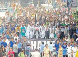  ?? SAMIR JANA/HT PHOTO ?? TMC leaders and supporters hold a rally in Kolkata on Friday against the killing of five Bengalispe­aking people in Assam’s Tinsukia district a day earlier.
