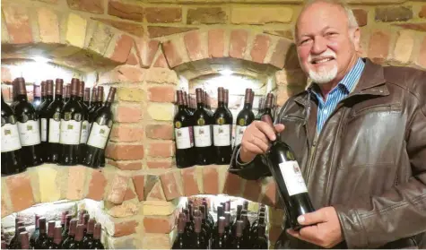  ?? Foto: Peter Bauer ?? In seinem „Privatarch­iv“hat Engelbert Schmid noch einige erlesene Weine aus frühen Jahrgängen seiner Produktion, von denen es nur noch eine überschaub­are Flaschenan­zahl gibt.
