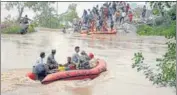  ?? HT FILE PHOTO ?? Villagers assisting army and NDRF personnel in plugging a breach in Ghaggar.