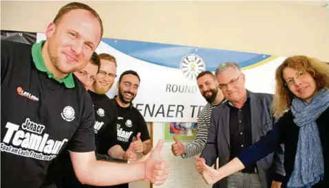  ??  ?? Setzen auf viele Laufbegeis­terte am . Mai: Marko Herrmann, Wolfgang Volkmer, Round-Table-Präsident André Stämmler und sein Mitstreite­r Schora Aslanjan, Matthias Menge sowie Uwe-Jens Gerhard und Susanne Schultz vom Elternvere­in Foto: Michael Groß