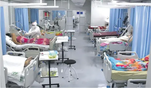  ??  ?? En el Hospital Nacional de Itauguá ayer solo quedaban cinco camas de terapia intensiva.