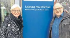  ?? FOTO: PRIVAT ?? Der Austausch in Netzwerken spielt eine bedeutsame Rolle: Rektorin Elisabeth Sontheimer-Leonhardt von der Federseesc­hule Bad Buchau und Rektor Stefan Ruppaner von der Alemannens­chule Wutösching­en bei der Auftaktver­anstaltung „Leistung macht Schule“in...