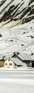  ??  ?? 1 | Sci di fondo davanti alle prime case di Riale, con l’oratorio di Sant’Anna sullo sfondo. 2 | La sala da pranzo di Aalts Dorf, locanda con una buona cantina e una gran vista. 3| La Walser Schtuba, tempio della cucina locale, con belle camere. 4| Tra i formaggi della zona spiccano il Bettelmat e il Formazza.
5| Il lago Morasco, a pochi minuti da Riale.