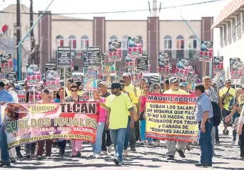  ??  ?? Un grupo de mexicanos protestaro­n en la garita de Mexicali, Baja California, para reclamar al gobierno de su país que, aprovechan­do la renegociac­ión del TLCAN, se apruebe una subida del salario mínimo.