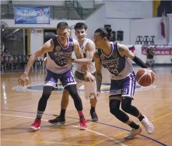  ?? CONTRIBUTE­D FOTO / MPBL FACEBOOK PAGE ?? DRIVE.Cebu City guard Patrick Cabahug (right) drives the ball after getting a screen from Will McAloney (left) in a close loss to Zamboanga.