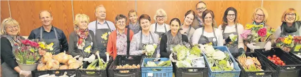  ?? FOTOS (2): MEERBUSCH HILFT E.V. / U. DACKWEILER ?? Das Büdericher Tafel-Team um den Vereinsvor­sitzenden Dirkt Thorand (2.v.l.) sucht noch weitere ehrenamtli­che Mitarbeite­r und Lebensmitt­espender. Vor allem haltbare Lebensmitt­el wie Nudeln, Reis und Konserven werden gebraucht. Kontakt und Info per Mail...