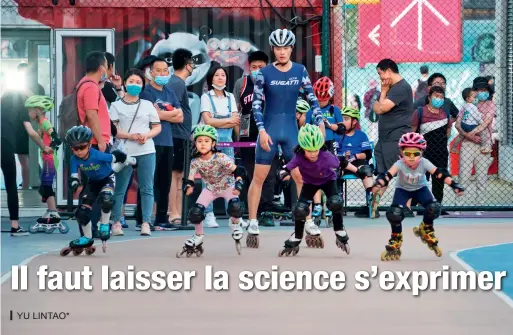  ??  ?? Le 24 mai 2020, alors que la situation épidémique s’améliore progressiv­ement, une formation de roller en plein air est organisée dans le parc de Wukesong à Beijing.