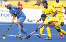  ??  ?? India's Simranjeet Singh (L) controls the ball as Sri Lanka's Meegahamul­la Gedara and Dharmarath­ne during the men's hockey match at the Asian Games in Jakarta on Tuesday.