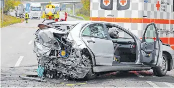  ?? ARCHIVFOTO: DANIEL HÄFELE ?? Auf dem Streckenab­schnitt südlich von Biberach kommt es immer wieder zu schweren Unfällen, wie hier im Oktober 2019.