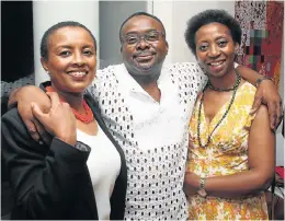  ?? Picture: BRIAN WITBOOI ?? ART LOVERS: Gqwesh Maqina, left, and Sisa and Mandise Tabata take in Johan Bloom’s exhibition Reflective Identities in Richmond Hill