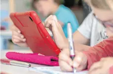  ?? FOTO: ARMIN WEIGEL/DPA ?? Tablets und Computer sollen bald flächendec­kend in Schulen zum Einsatz kommen. Dafür greift die Landesregi­erung tief in die Tasche.