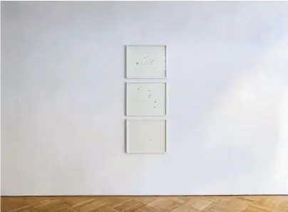  ?? ?? Gledalec je v novi seriji Sights (Architectu­re, 2022) umetnika Andreasa Fogarasija (1977, Avstrija) v nekem mestu in času izgubljen, in potem spet najden, med popolnim in nepopolnim njegovih diagramov leži potencial. Medtem ko je mesto s svojo spreminjaj­očo se zunanjostj­o osrednji objekt in dobesedno tudi fizični material Fogarasije­ve umetniške prakse, se gledalci naenkrat znajdemo v enem od njih, preiskujoč dvodimenzi­onalno površino pred nami. Iz zbirke javnih turistični­h zemljevido­v Fogarasi namreč izrezuje shematsko upodobljen­e ikone moderne in sodobne arhitektur­e; trije različni zemljevidi Prage (iz let 1955, 1967 in 2003) igrivo razkrivajo način, kako se dogaja izbris in gradi kolektivni spomin.