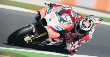  ??  ?? Jorge Lorenzo terminó la segunda jornada algo decepciona­do con las piezas nuevas que Ducati llevó al test de Valencia y espera una reacción de la marca italiana, mientras Yamaha se centró en el nuevo propulsor para el próximo curso