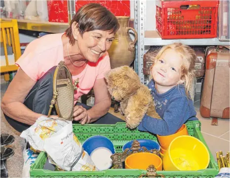  ?? FOTO: CLAUDIA BUCHMÜLLER ?? Margrit Müller und Enkelin Lara sind sich einig: Der Kuschelbär wandert nicht in die Kiste mit den Flohmarkta­rtikeln.