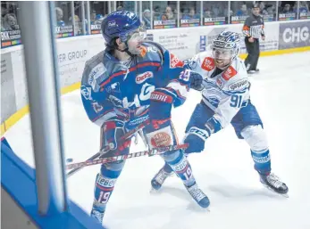  ?? ARCHIVFOTO: FELIX KÄSTLE ?? Duelle zwischen den Ravensburg Towerstars ( links Mathieu Pompei) und dem SC Riessersee ( rechts Julian Eichinger) wird es in der kommenden DEL- 2- Saison nicht mehr geben.